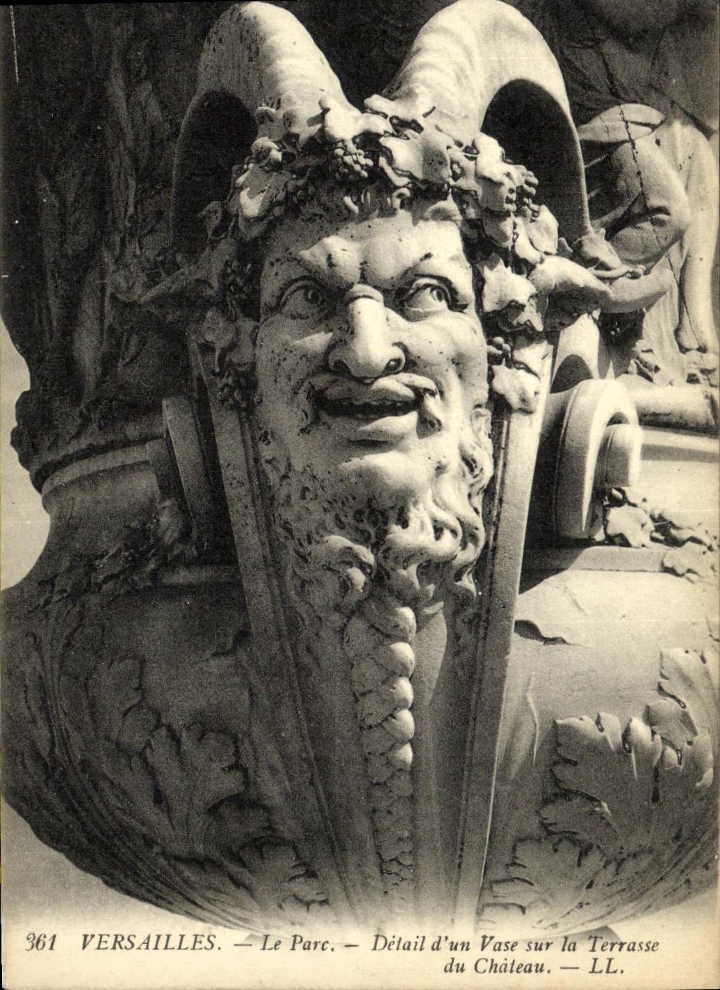 CPA Versailles La Parc Detail d un Vase sur la Terrasse du chateau Diable