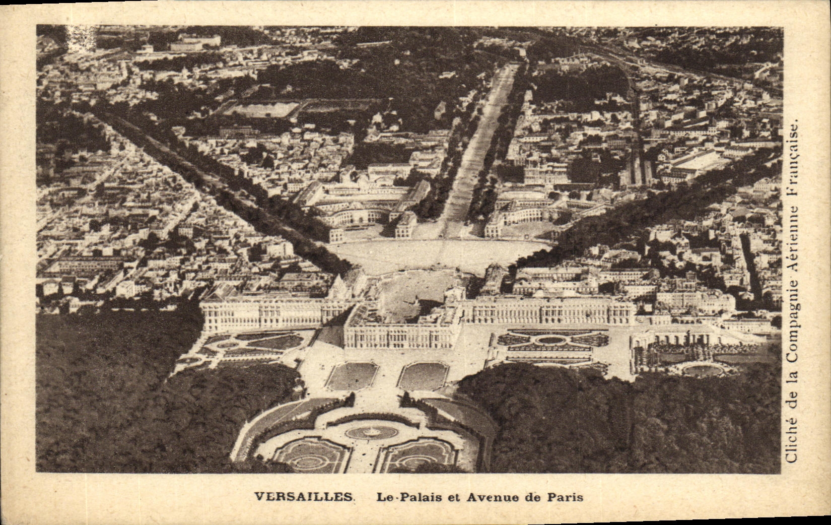 Versailles — Le Palais et Avenue de Paris — Cliché de la Compagnie Aérienne Française