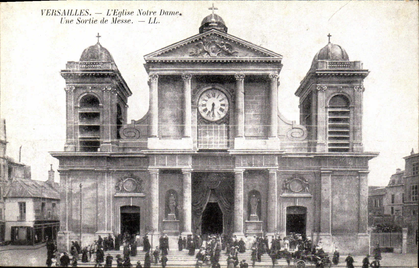 Versailles — L'Église Notre-Dame — Une Sortie de Messe — LL.