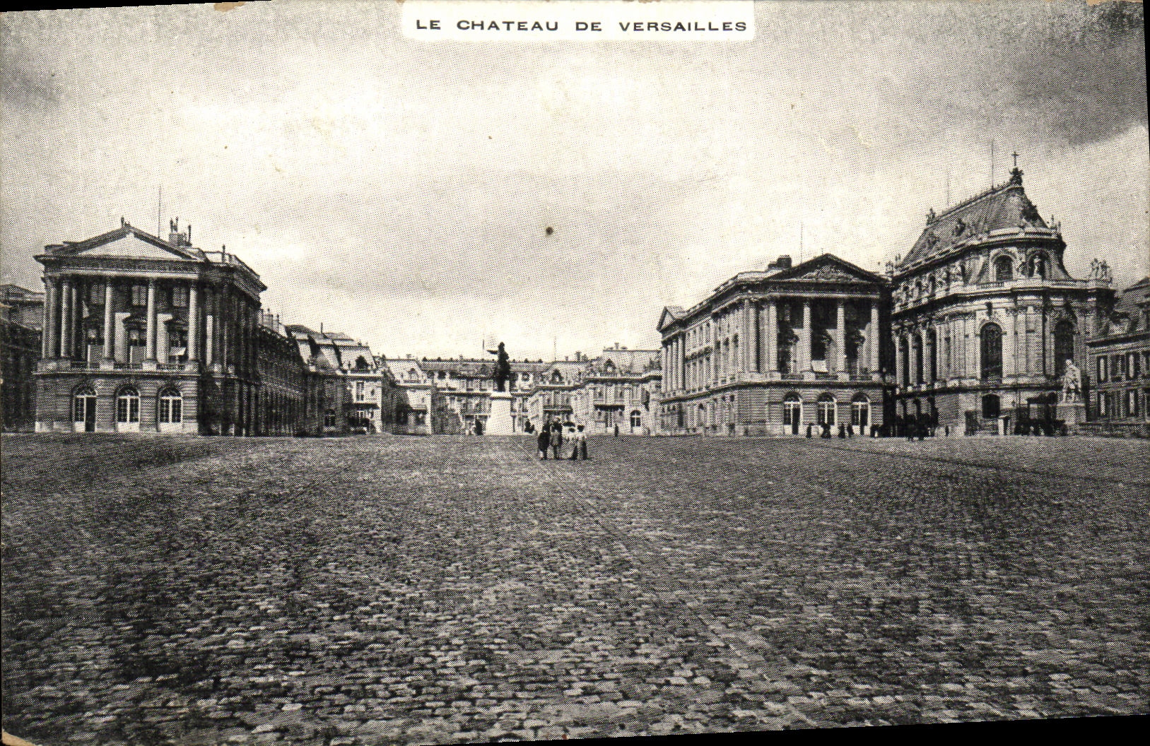 Le Château de Versailles — vue de la cour d'honneur — éditeur non identifié