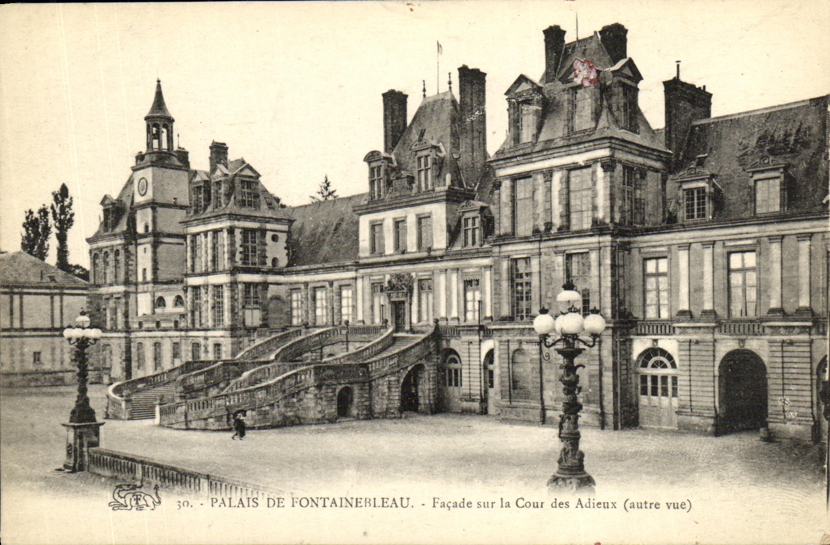 Palais de Fontainebleau — Façade sur la Cour des Adieux (autre vue) — n°30