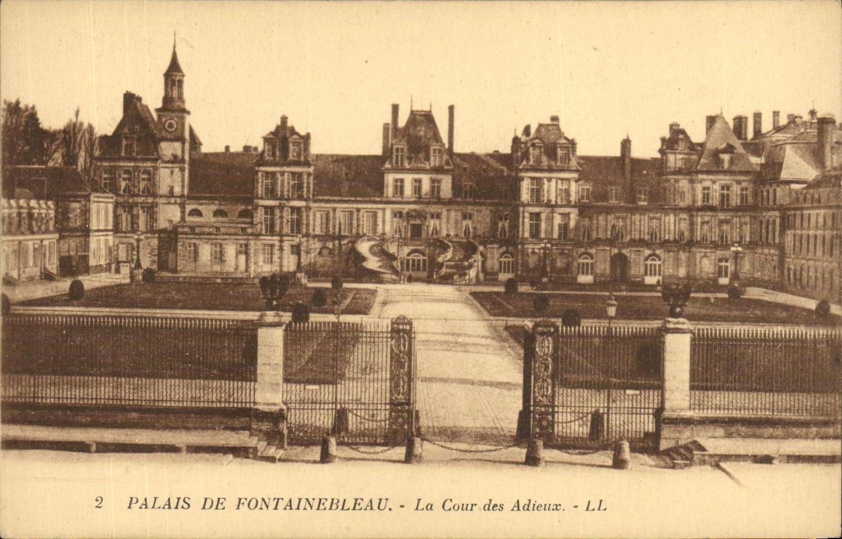 Palazzo di Fontainebleau — La Cour des Adieux — LL