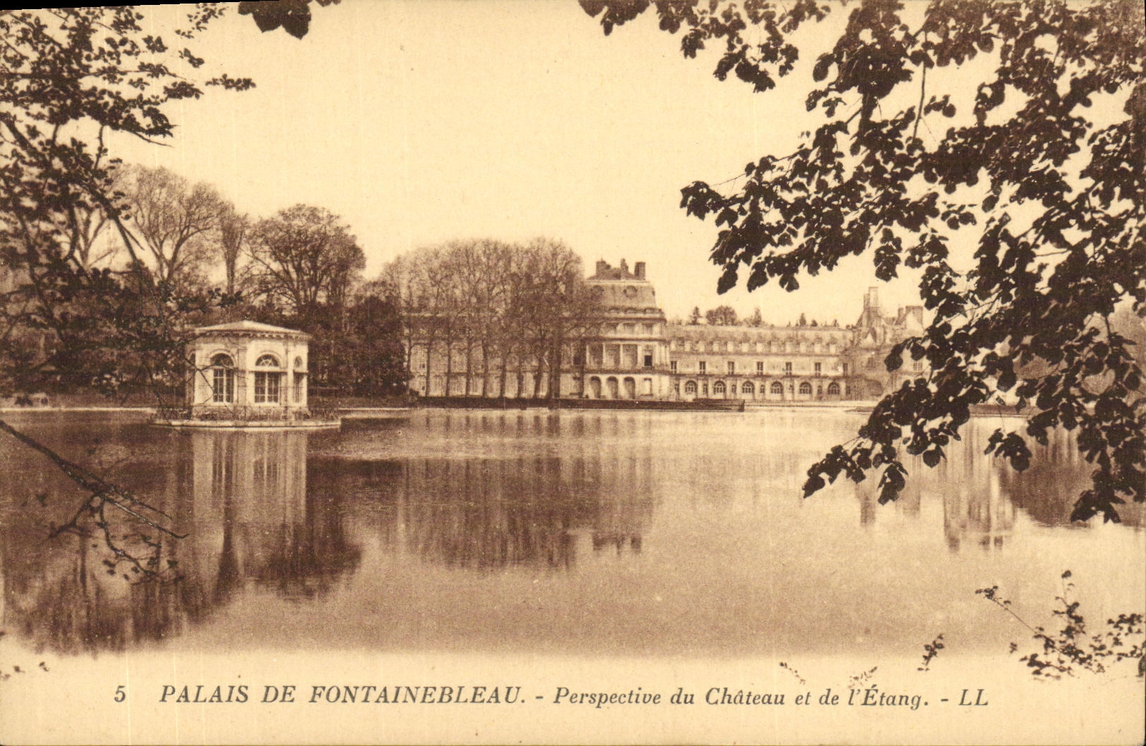 Palacio de Fontainebleau — Perspectiva del Castillo y del Estanque — LL