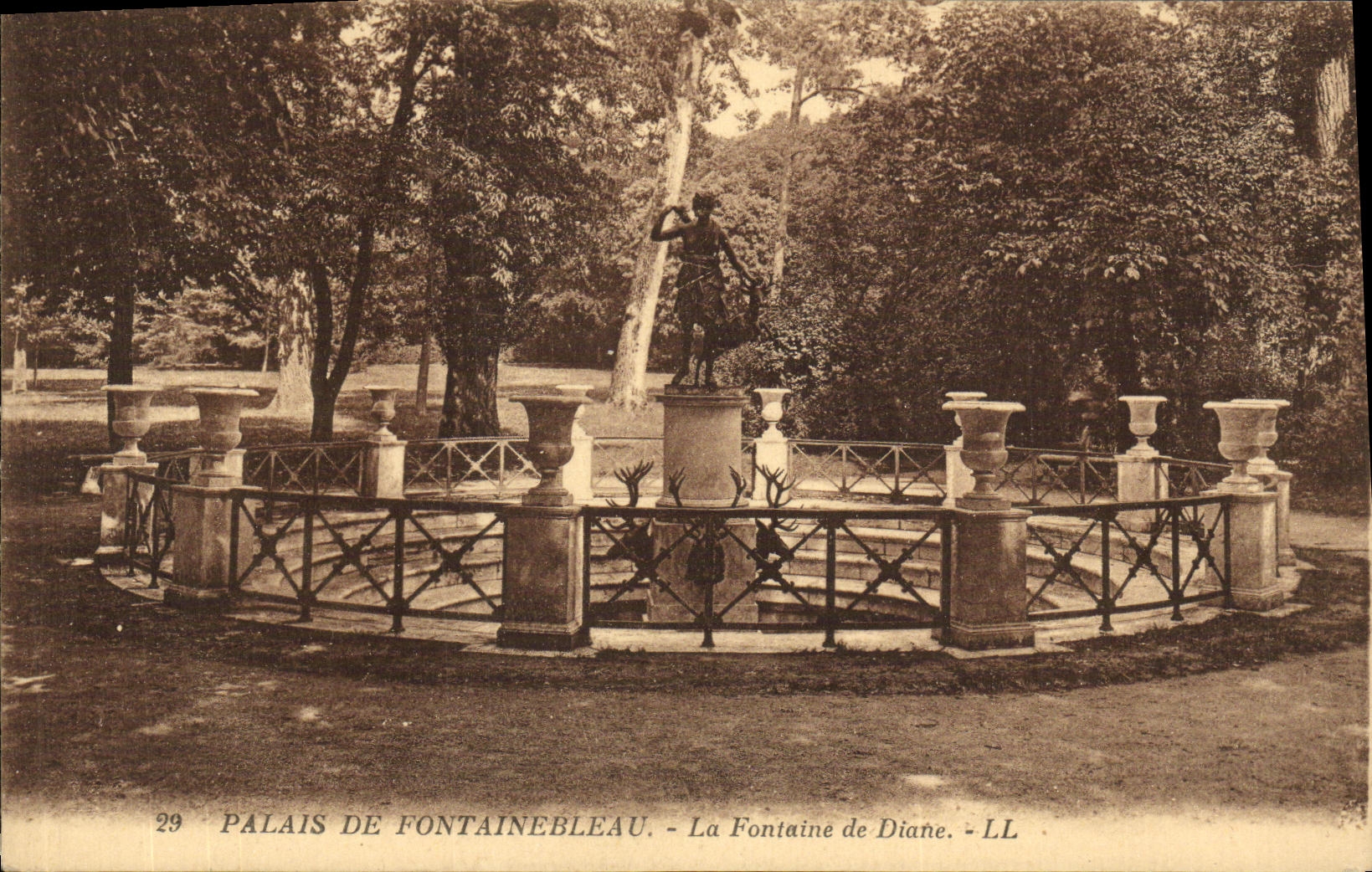 Palacio de Fontainebleau — Fuente de Diana — LL