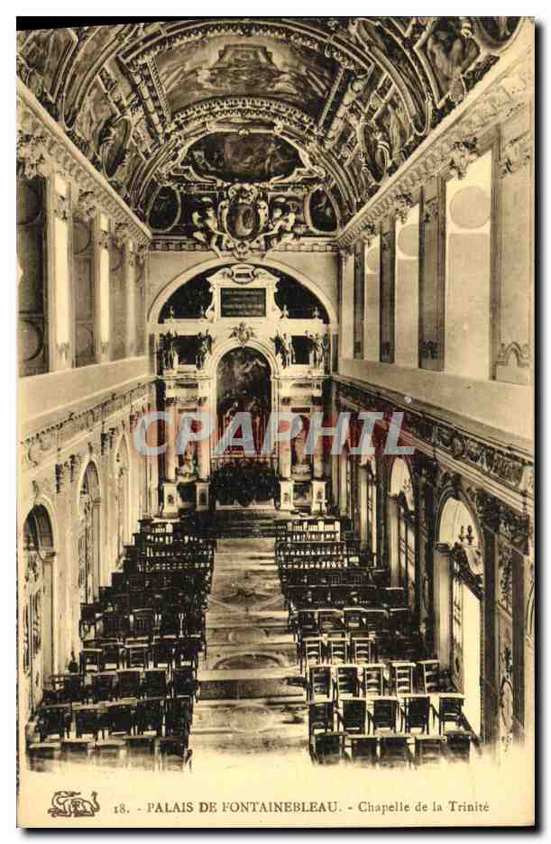 Palacio de Fontainebleau - Capilla de la Trinidad — vista interior de la capilla con sus bancos y techo decorado