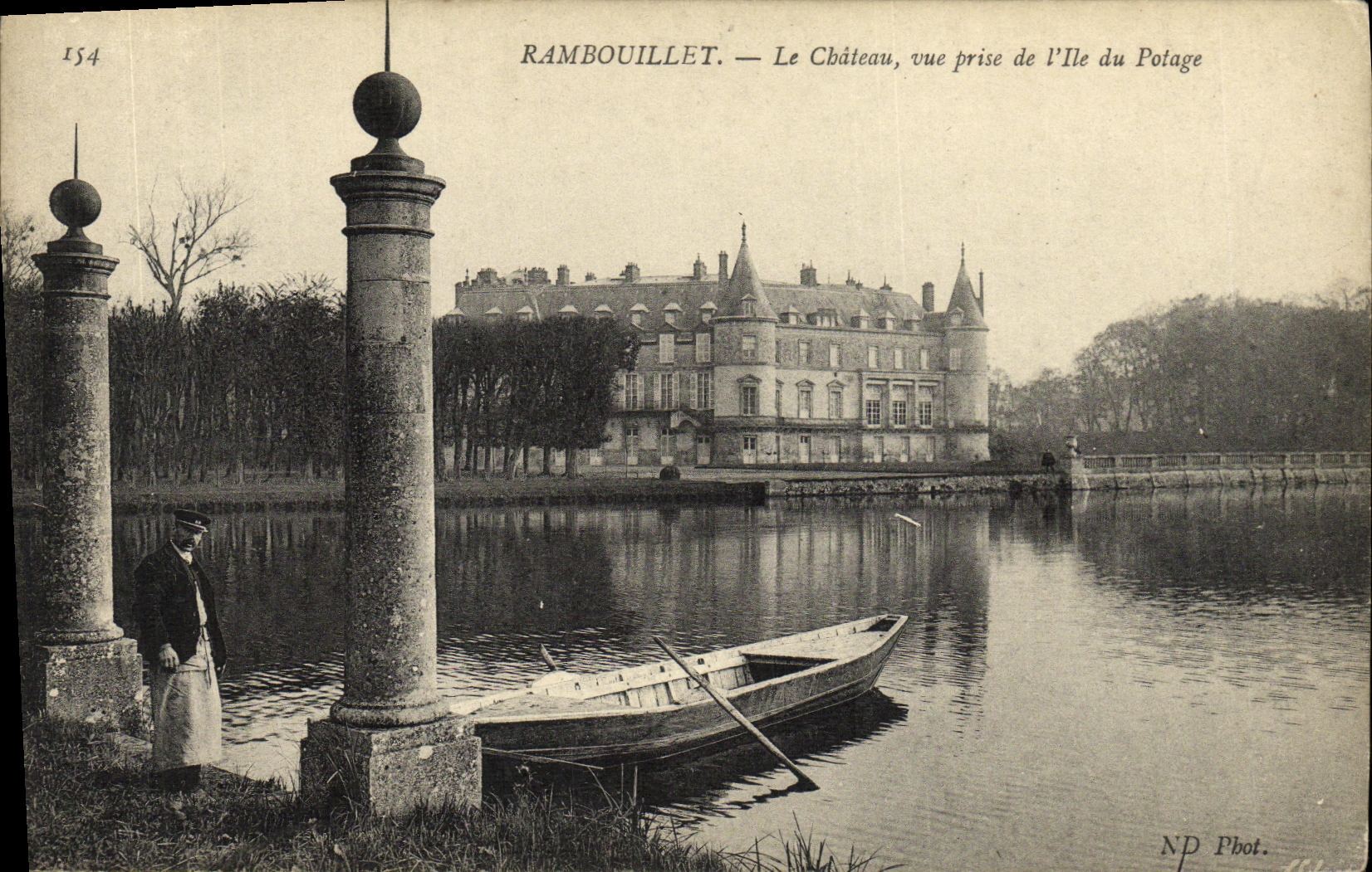 Rambouillet — Le Château, vue prise de l'Île du Potage — NP Phot.