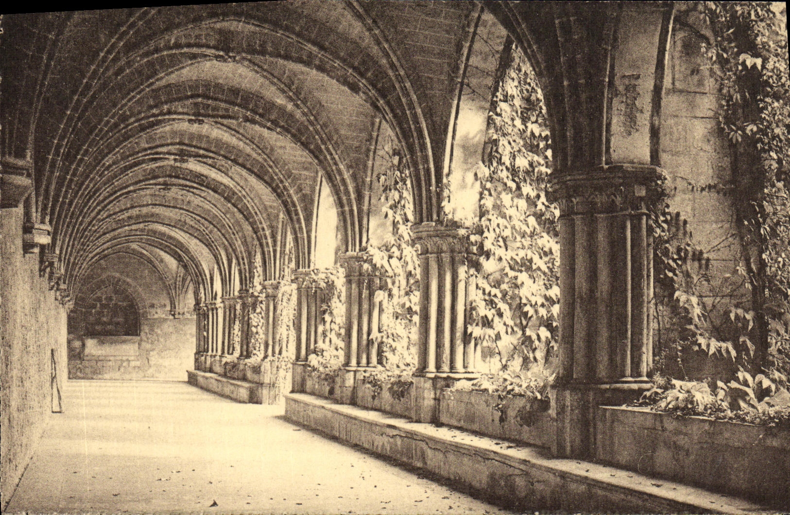 CPA Abbaye de Royaumont Asnieres sur Oise Cloitre Galerie nord