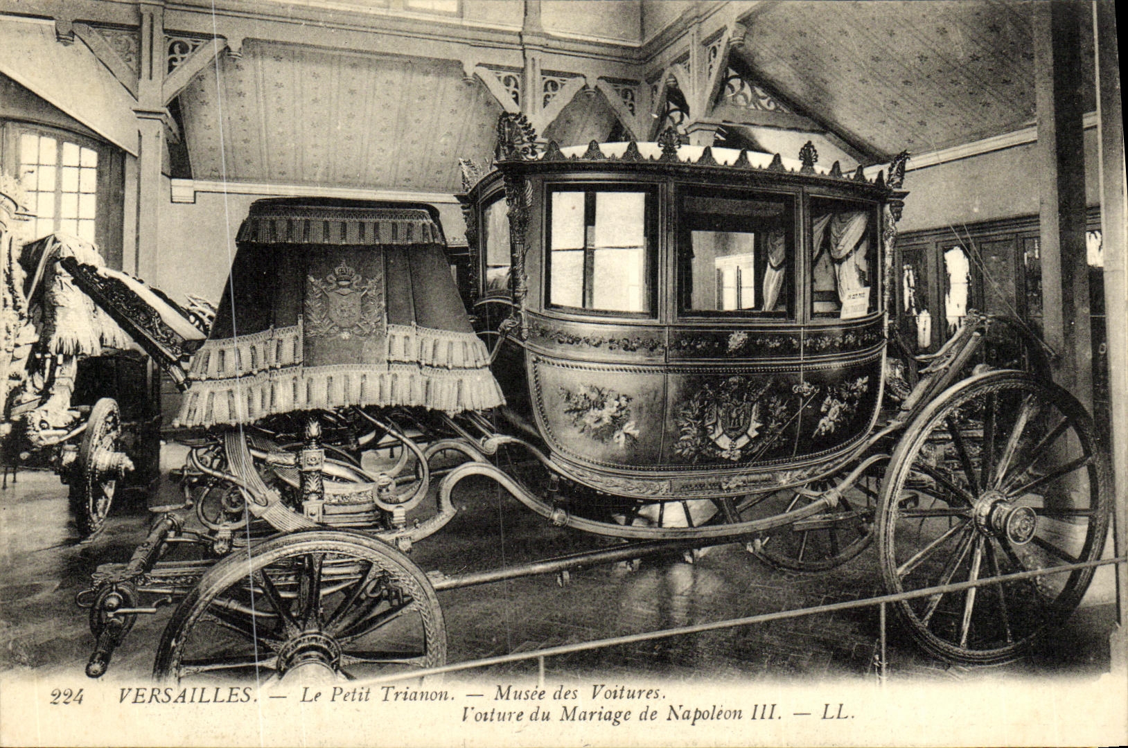 CPA Versailles Le Petit Trianon Musee des voitures Voiture de mariage de Napoleon III