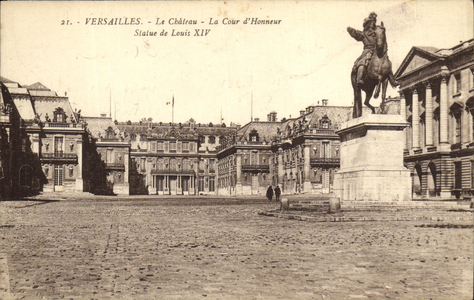 CPA Versailles Le Chateau Le Cour d Honneur Statue de Louis XIV