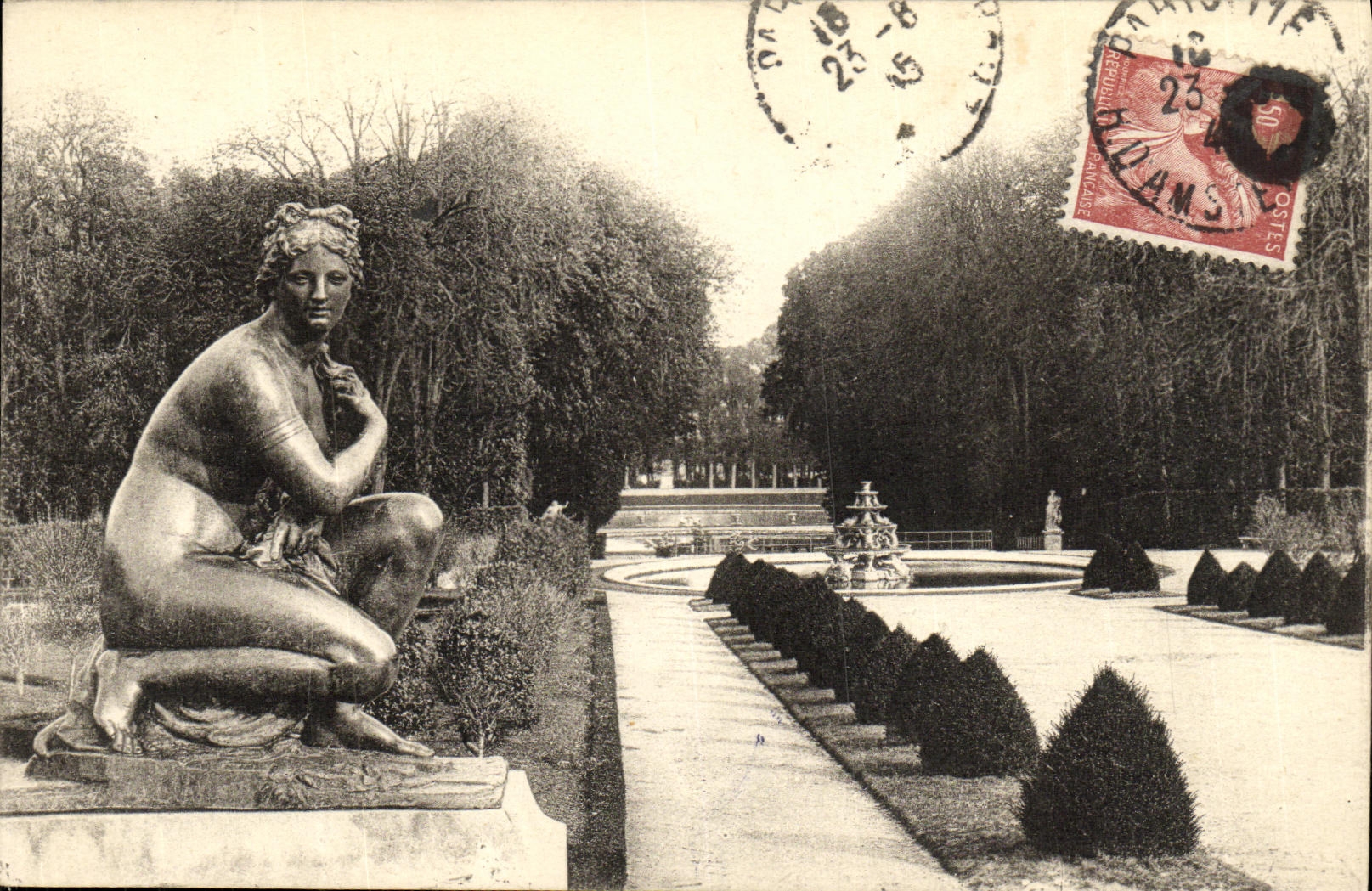 Versailles — Le Parc — Parterre du Nord — statue de femme nue et fontaine