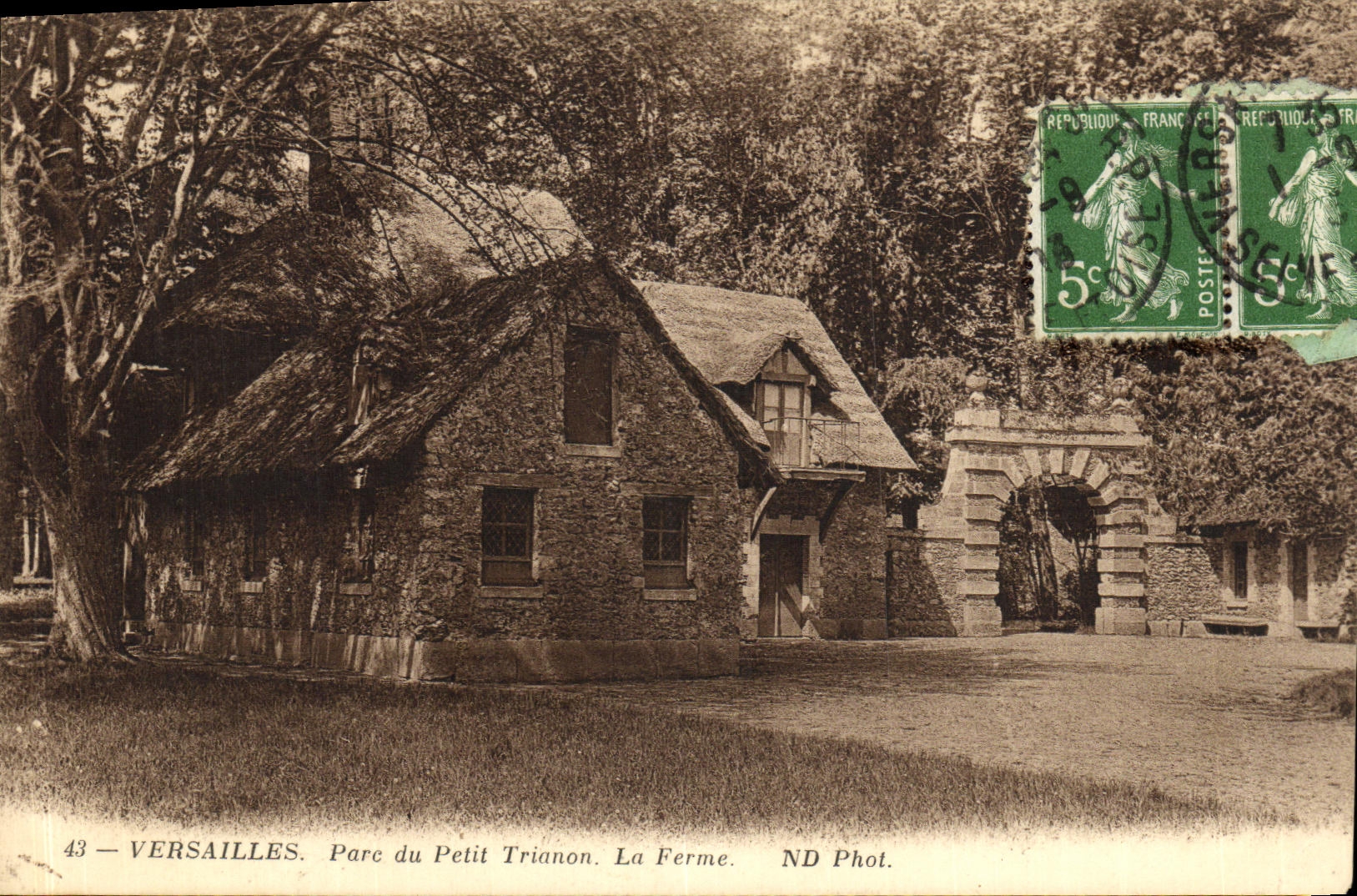 CPA Versailles Parc du Petit Trianon La Ferme