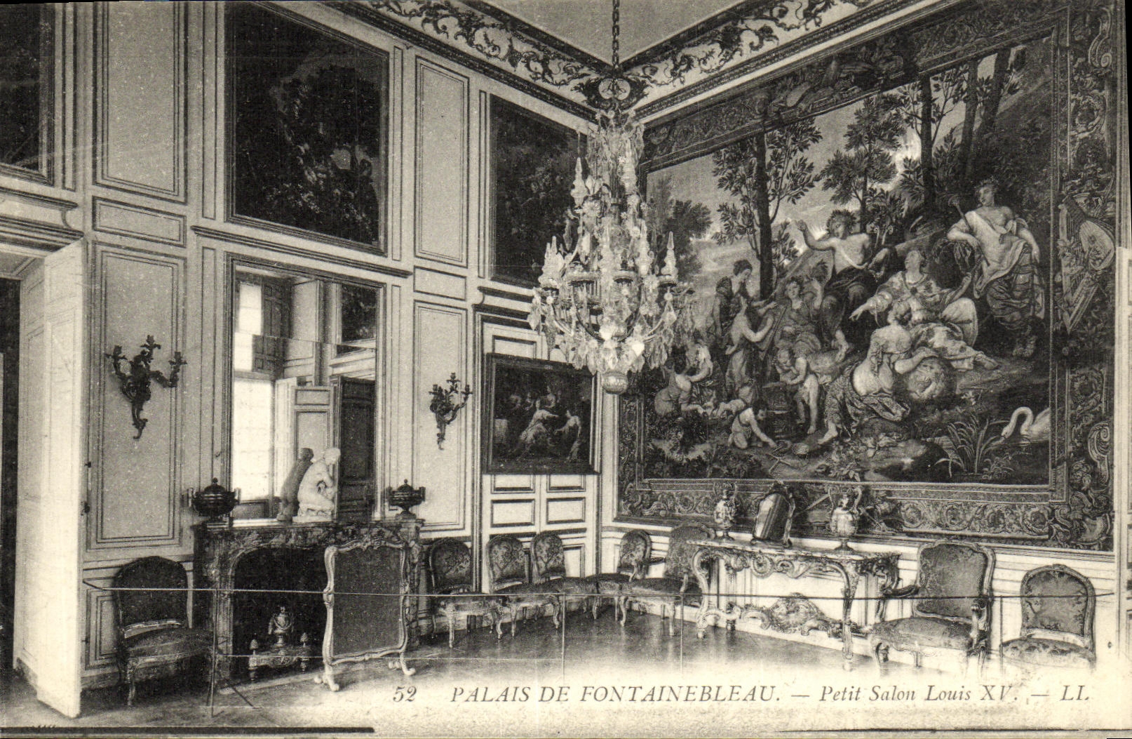 Palais de Fontainebleau — Petit Salon Louis XV — LL