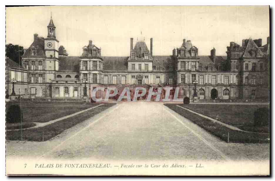 Palacio de Fontainebleau — Fachada sobre la Cour des Adieux — LL.