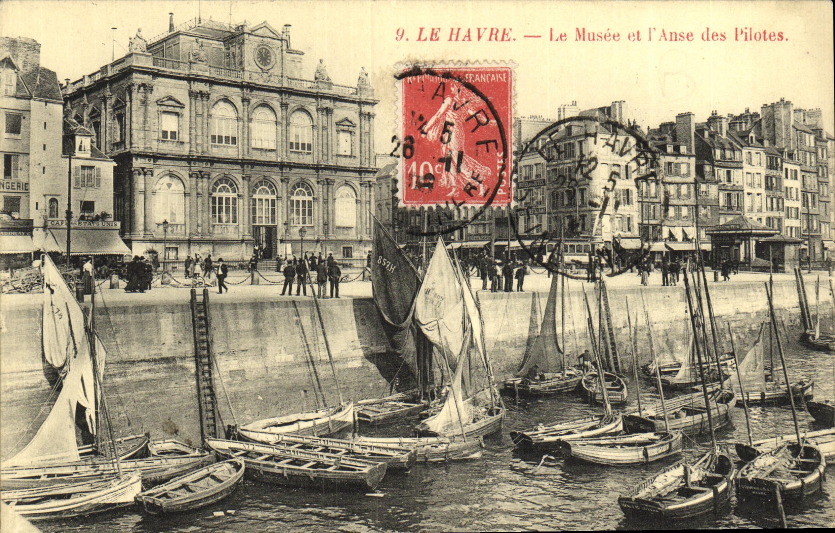 CPA Le Havre Le Musee Et L Anse des Pilotes Bateaux