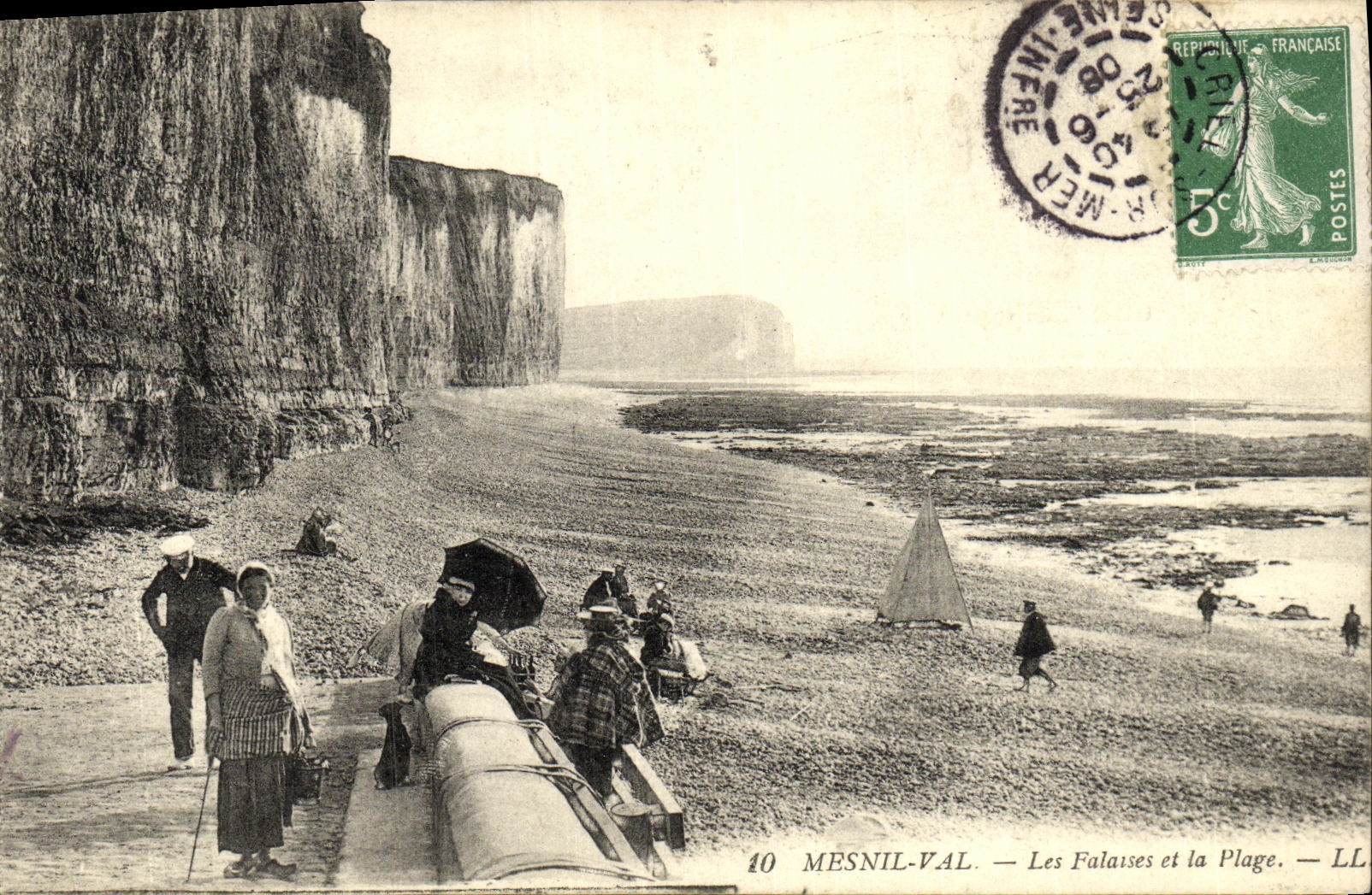 CPA Mesnil Val Les Falaises Et La Plage 