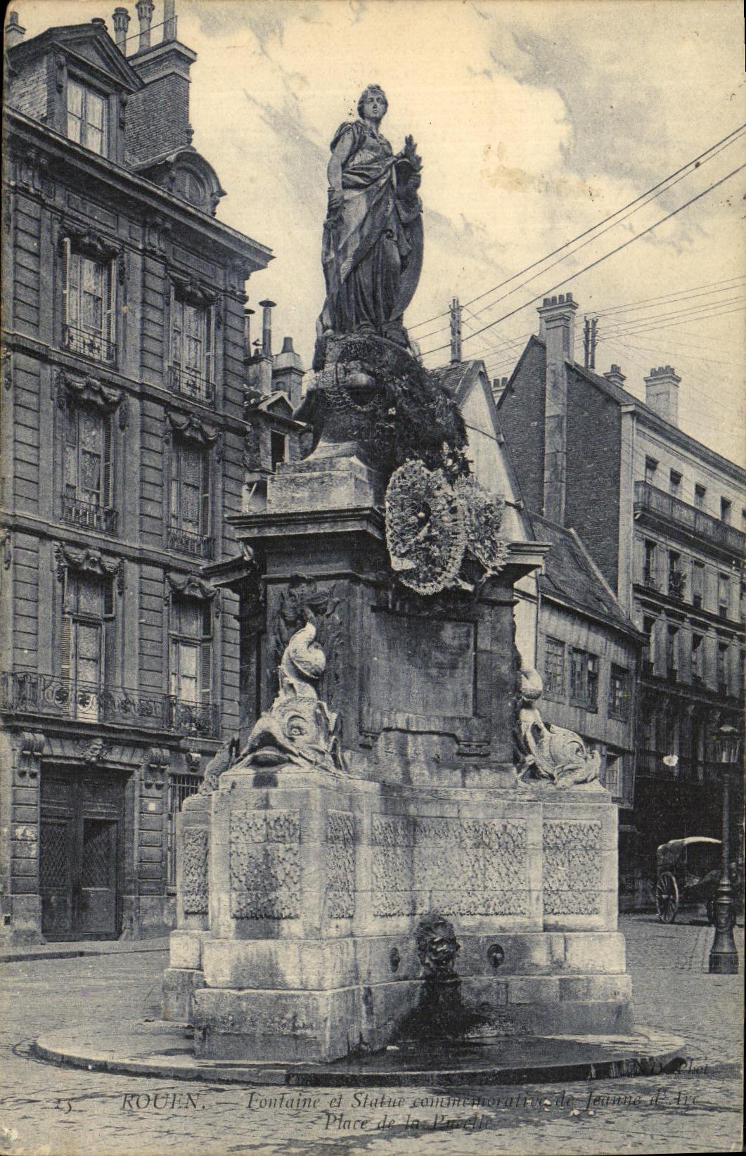 CPA Rouen Fontaine et Statue de Jeanne d arc Place de la pucelle