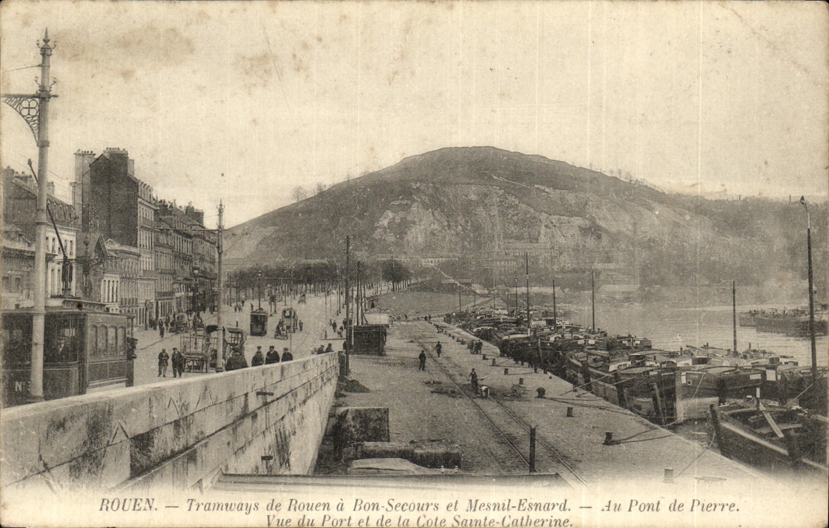 Rouen — Tramways de Rouen à Bon-Secours et Mesnil-Esnard — Au Pont de Pierre. Vue du Port et de la Côte Sainte-Catherine.