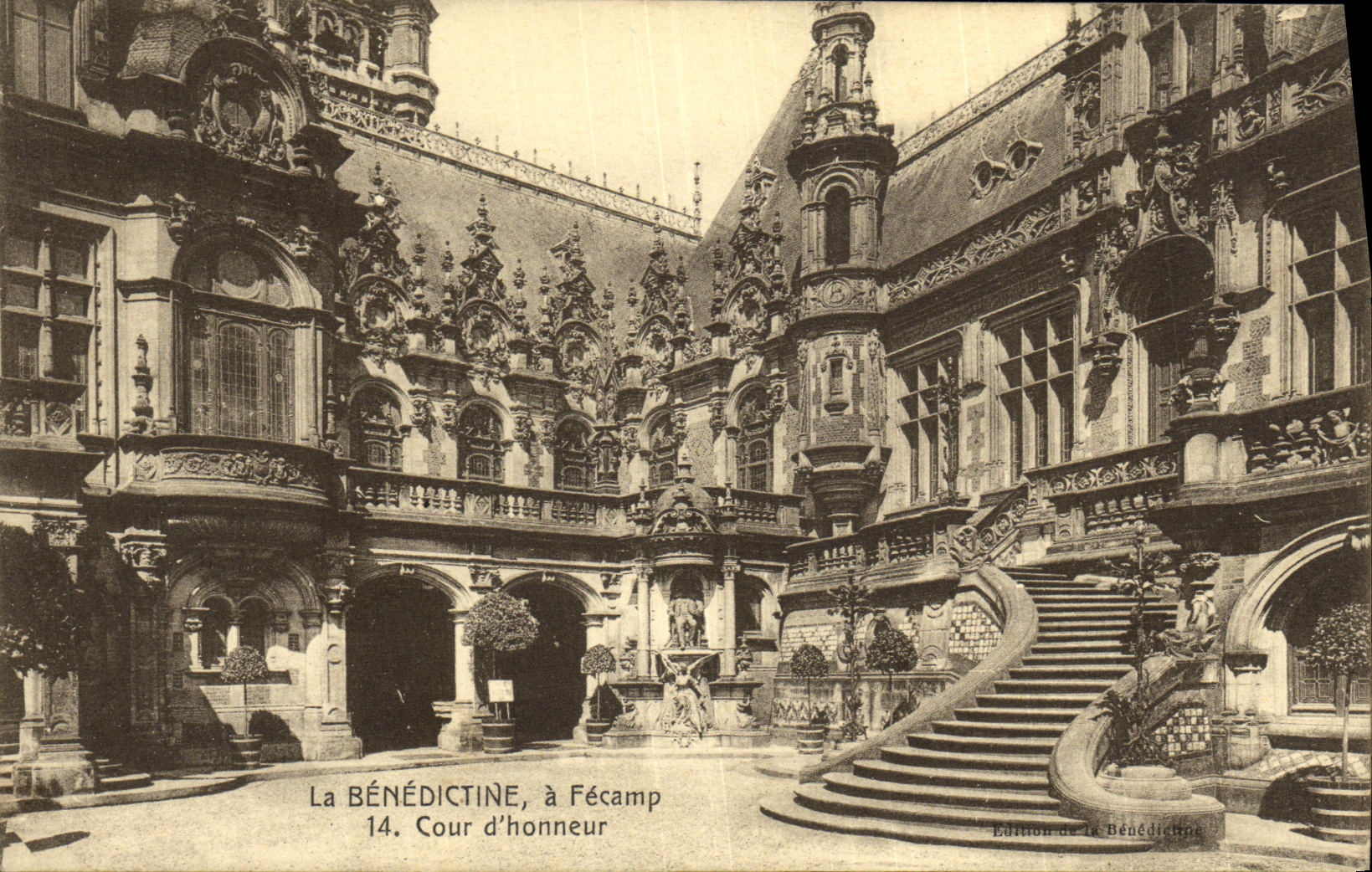 CPA La Benedictine A Fecamp Cour D Honneur 