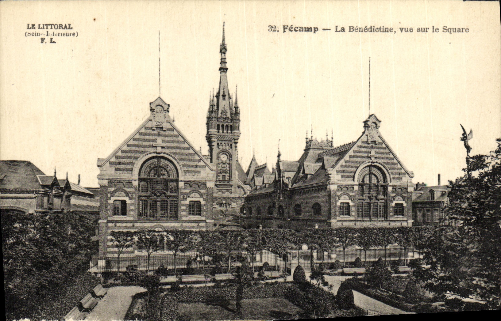 CPA Fecamp La Benedictine Vue Sur Le Square 