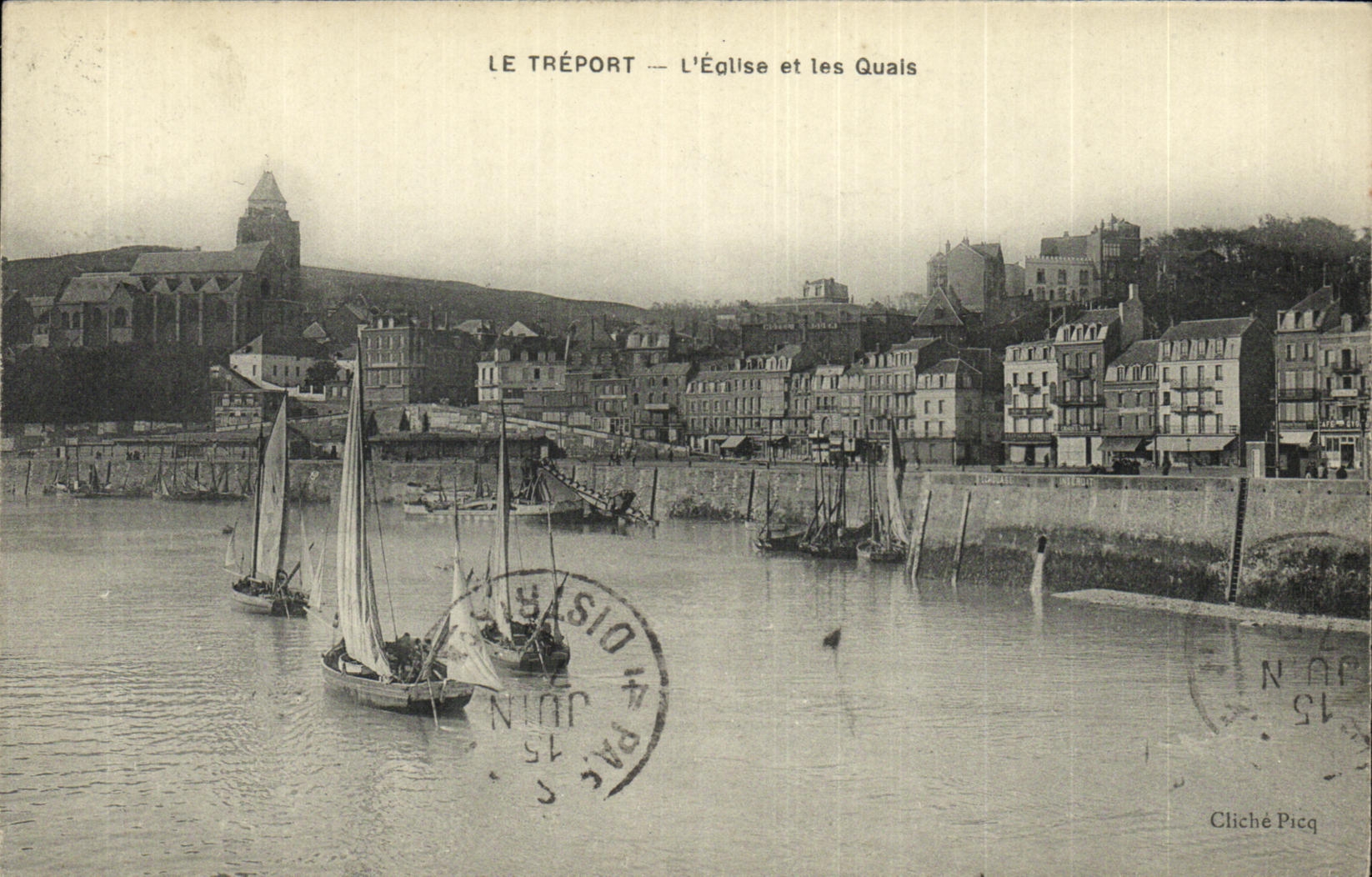 CPA Le Treport L Eglise et les Quais Bateaux