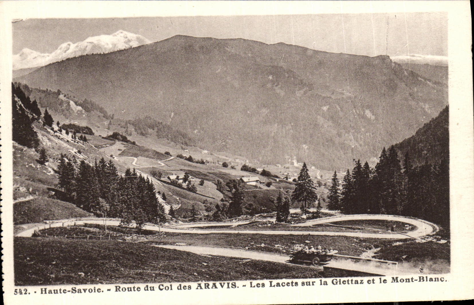 CPA Route du Col des Aravis Les lacets sur la Giettaz et le Mont Blanc