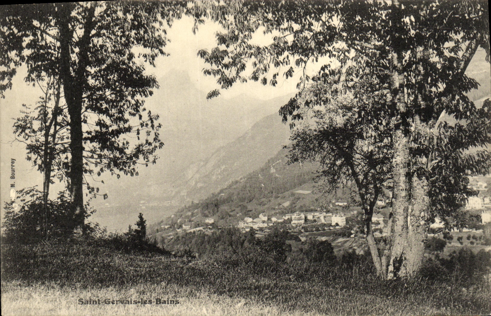 Saint-Gervais-les-Bains — vue panoramique depuis un promontoire arboré — M. Bourrey