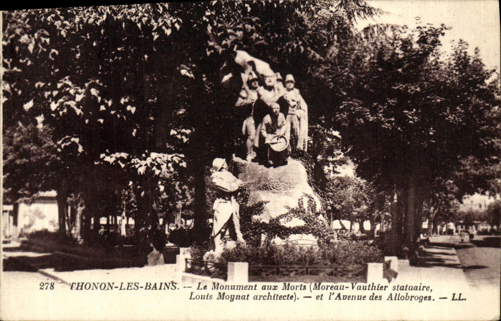 CPA Thonon Les Bains Le Monument aux Morts et l Avenue des Allobroges Militaria 
