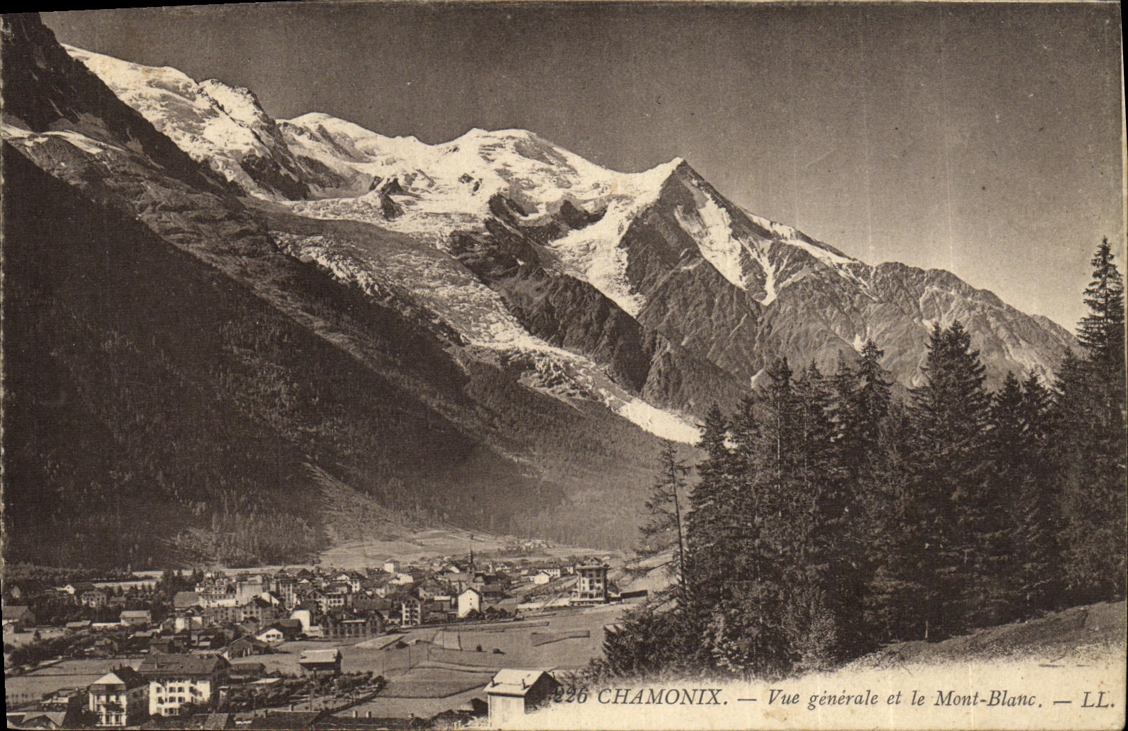 CPA Chamonix Vue Generale et le Mont Blanc