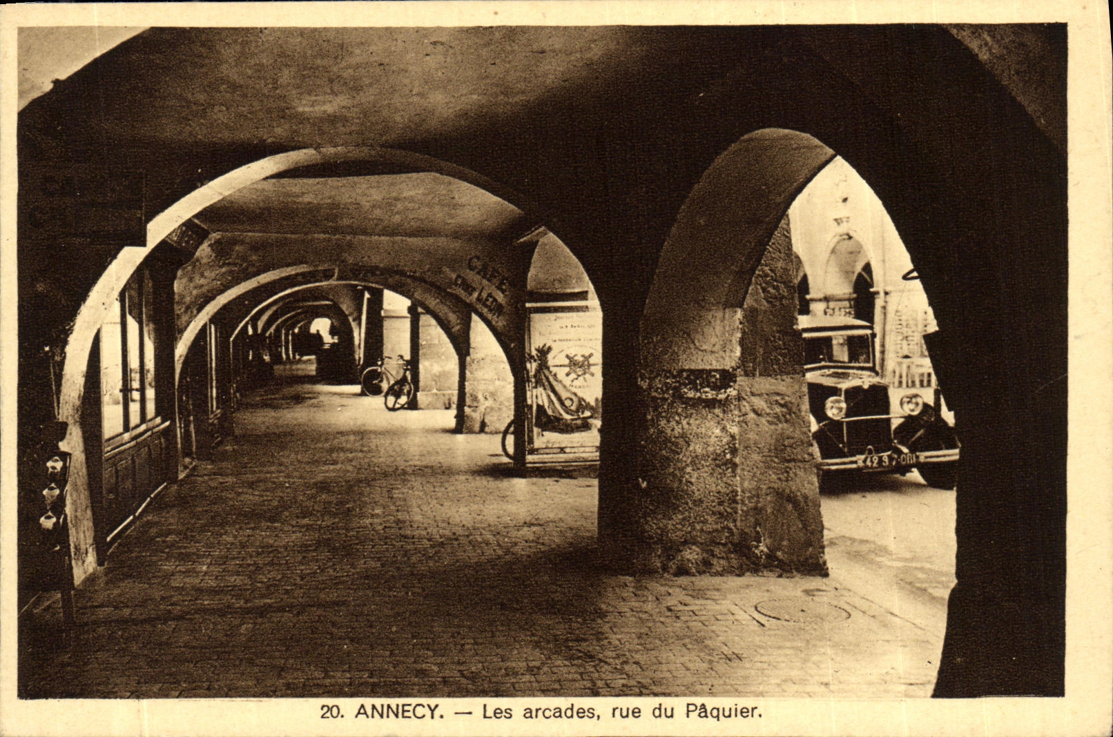 CPA Annecy Les Arcades Rue du Paquier Automobile 