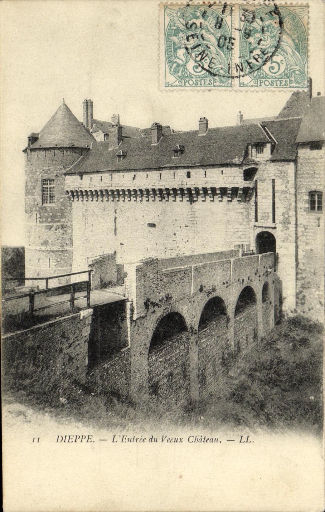 CPA Dieppe L Entree du Vieux Chateau