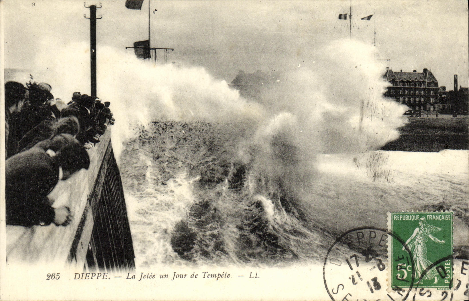 CPA Dieppe La Jetee un Jour de Tempete