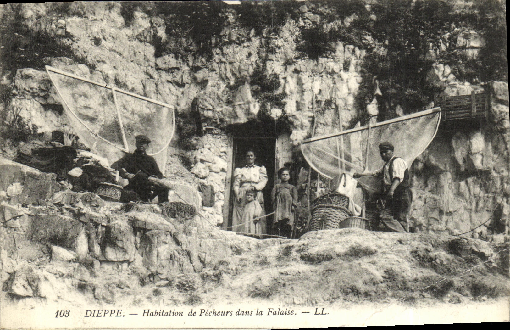 CPA Dieppe Habitation de Pecheurs dans la Falaise peche