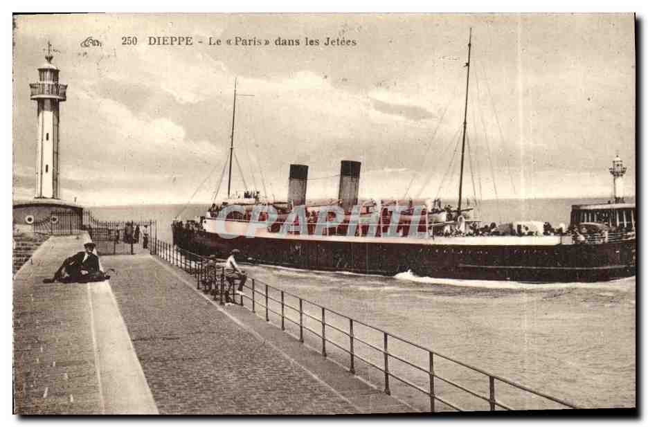CPA Dieppe Le Paris dans les Jetees Bateau
