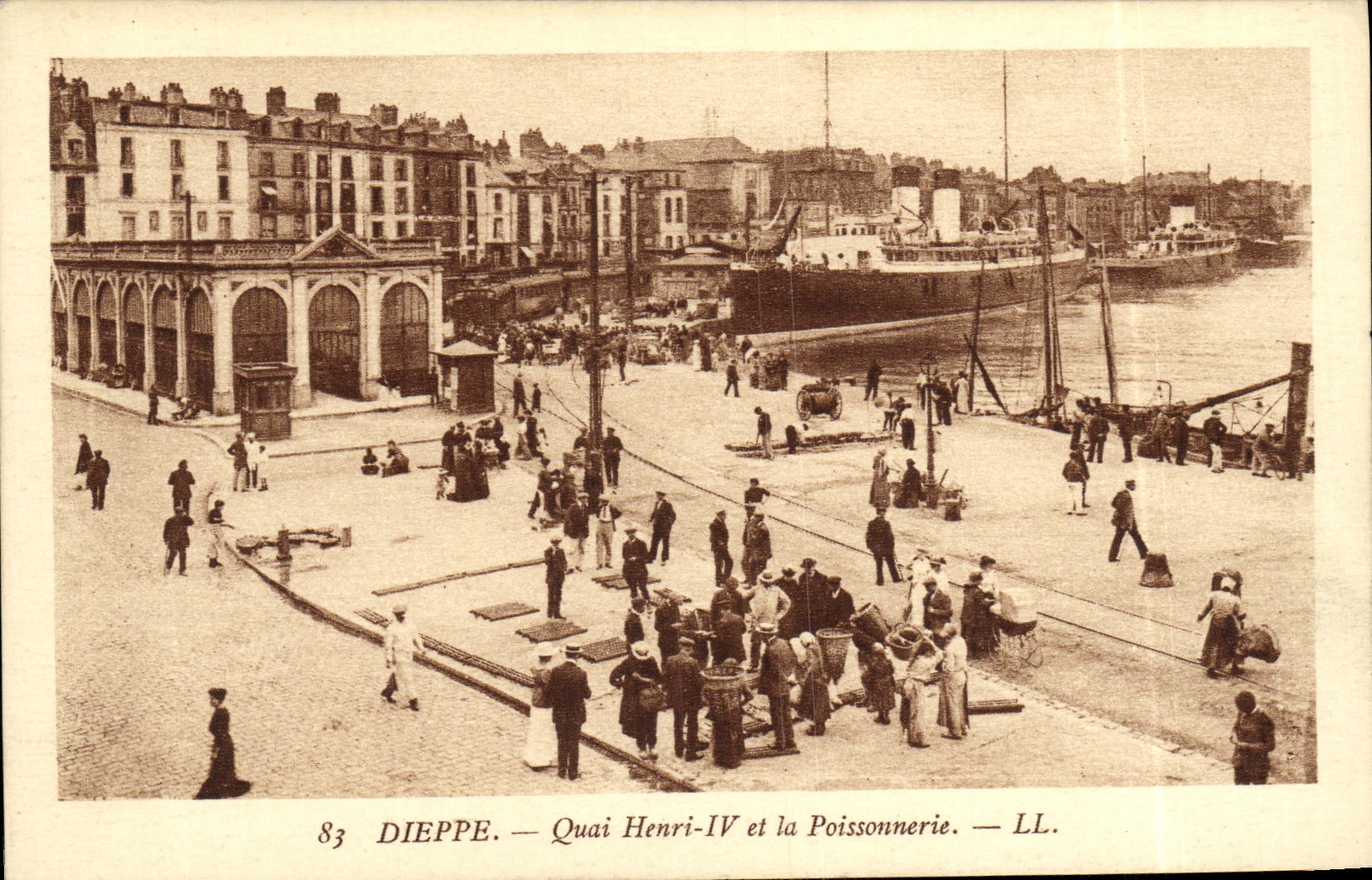 CPA Dieppe Quai Henri IV et la Poissonnerie