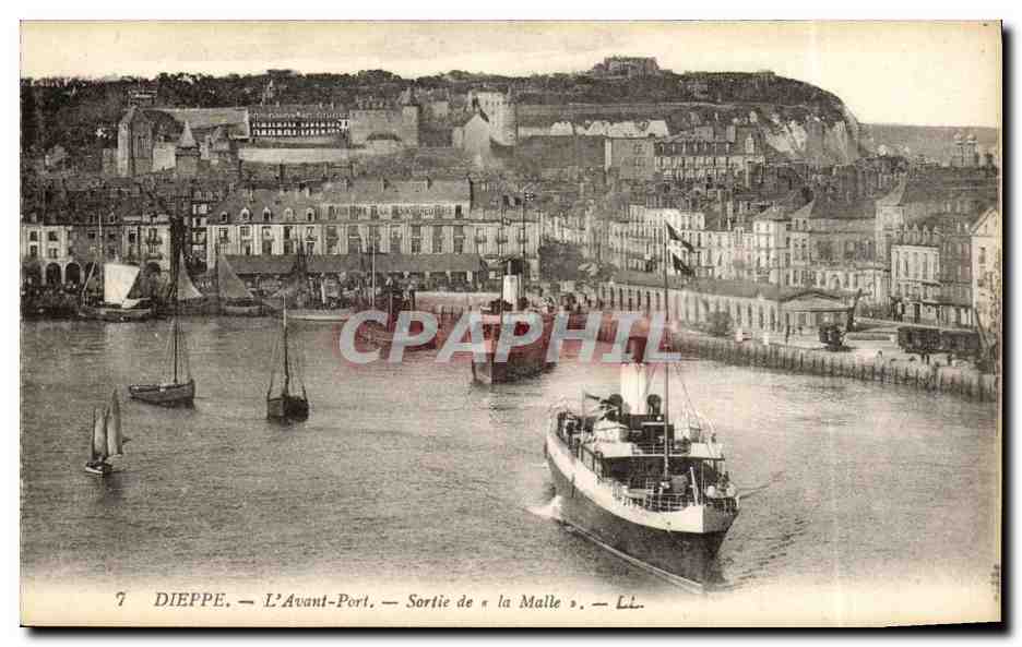 CPA Dieppe L Avant port Sortie de la Malle Bateaux