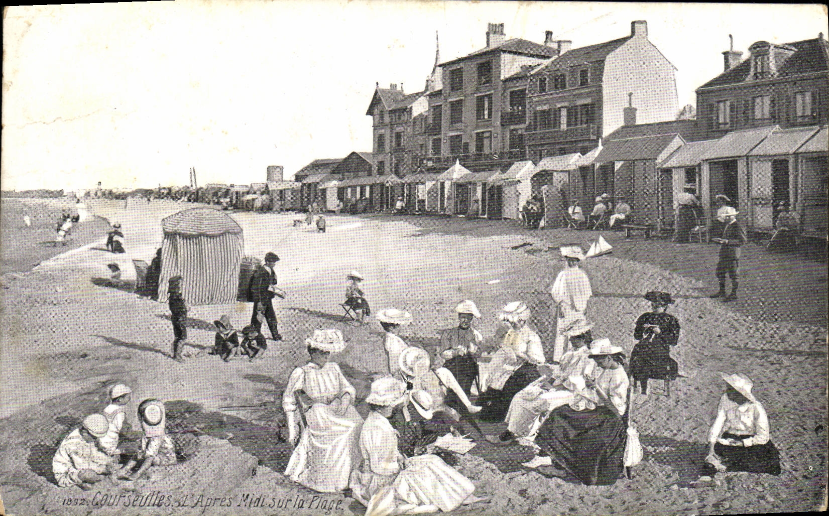 CPA Dieppe Cour Sevlles L Apres midi sur la plage Femmes 