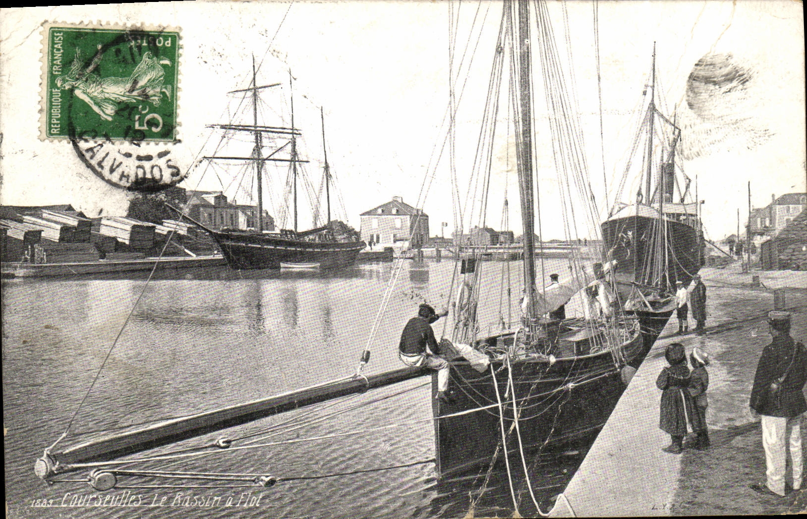 CPA Courseulles Le Bassin a Flot Bateau