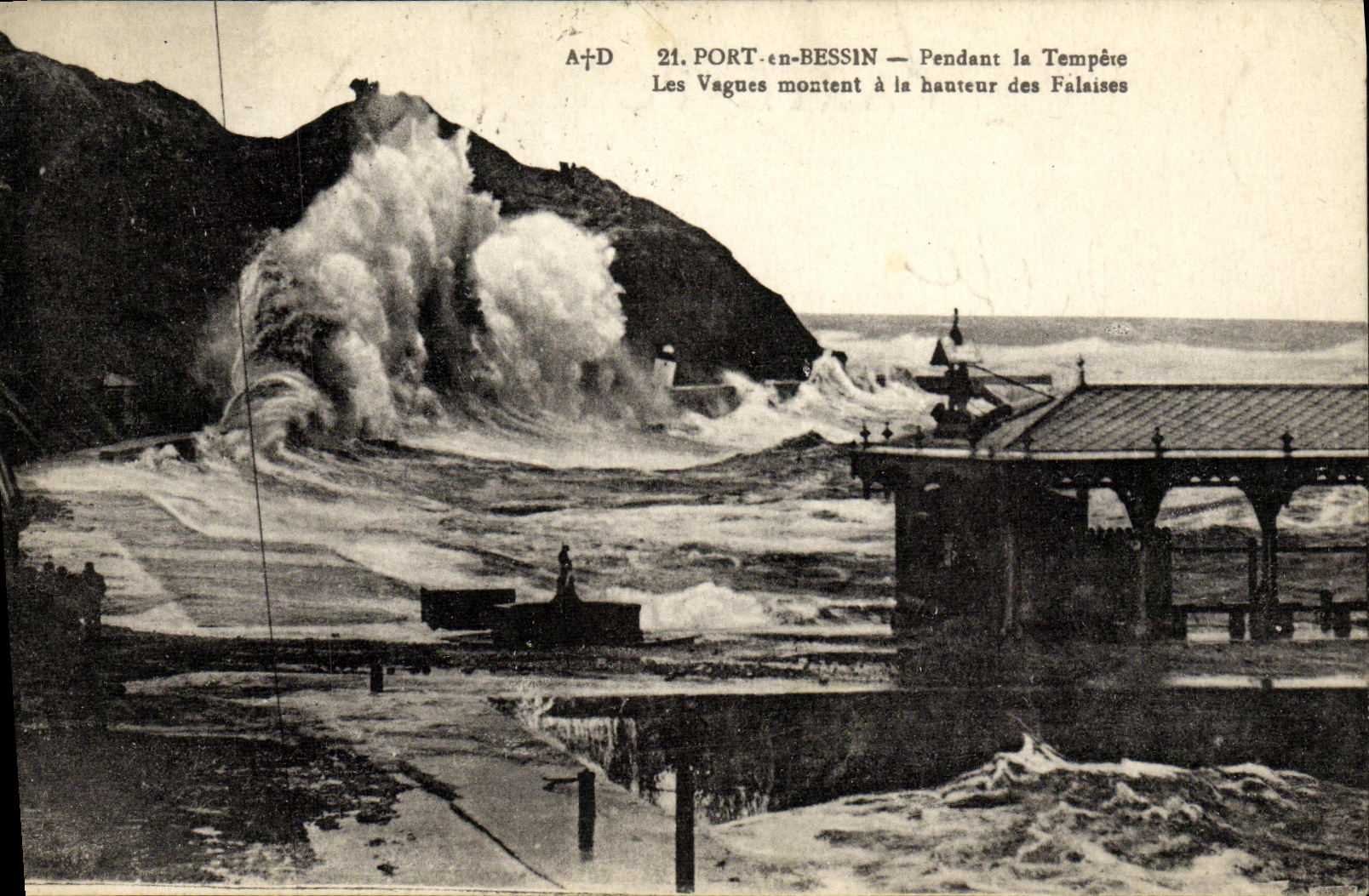Port-en-Bessin — Pendant la Tempête — Les Vagues montent à la hauteur des Falaises — A+D