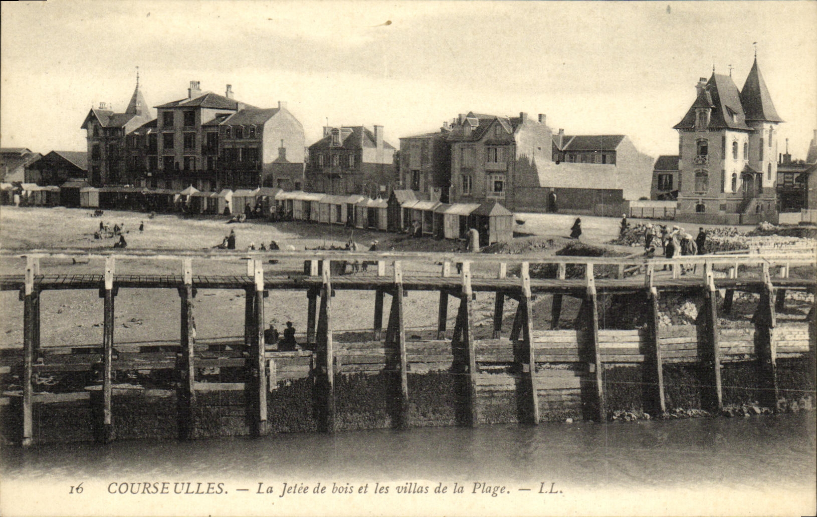 CPA Courseulles La Jetee de Bois et les Villas de La Plage 
