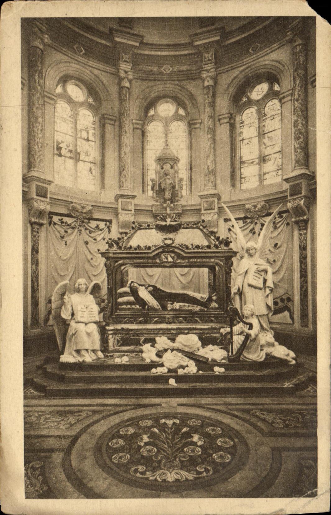 CPA Lisieux Chapelle et chasse de Sainte Therese de l enfant Jesus
