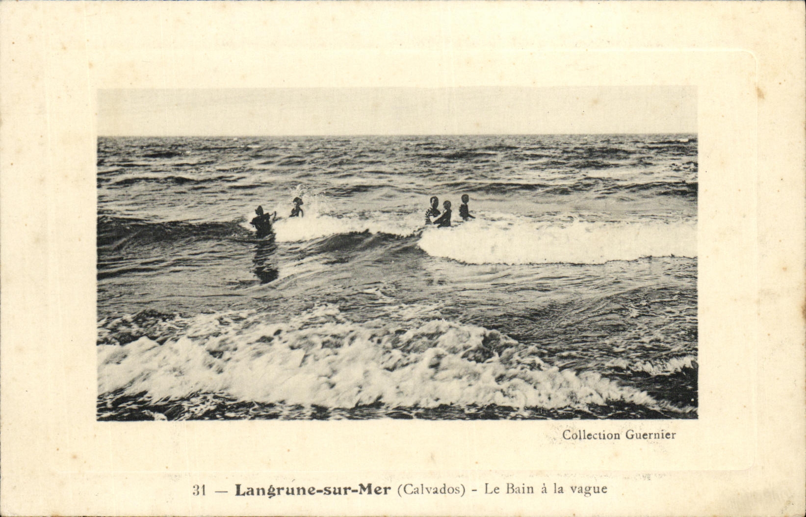 Langrune-sur-Mer (Calvados) — Le Bain à la vague — Collection Guernier, n°31