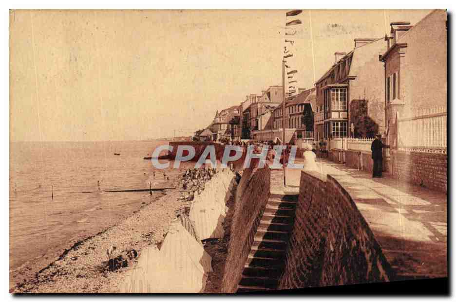 CPA Arromanches Les Bains Vue De La Digue 