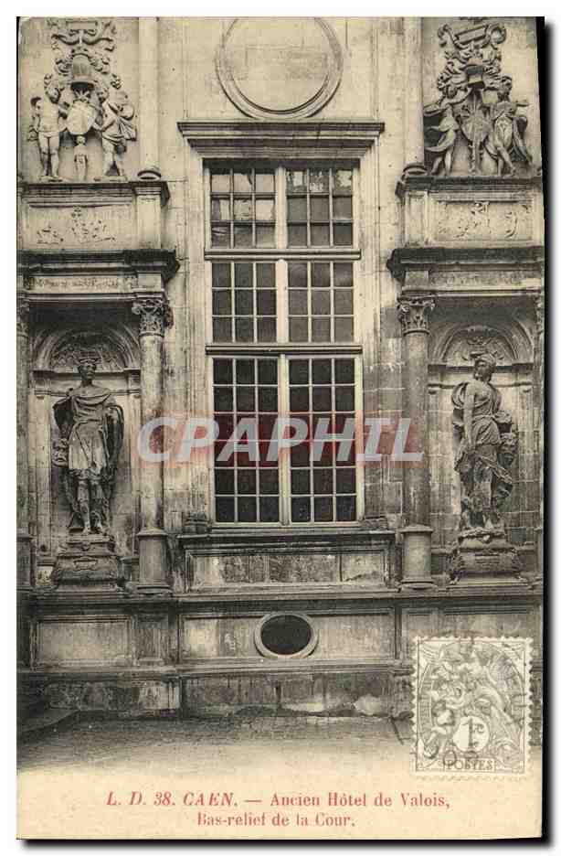CPA Caen Ancien Hotel de Valois Bas relief de la cour 