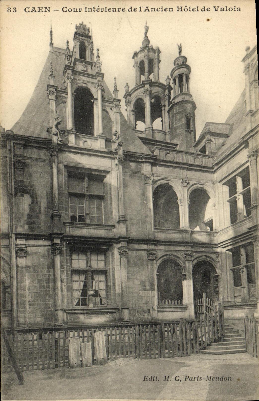 Caen — Cour intérieure de l'Ancien Hôtel de Valois — Edit. M. C. Paris-Meudon