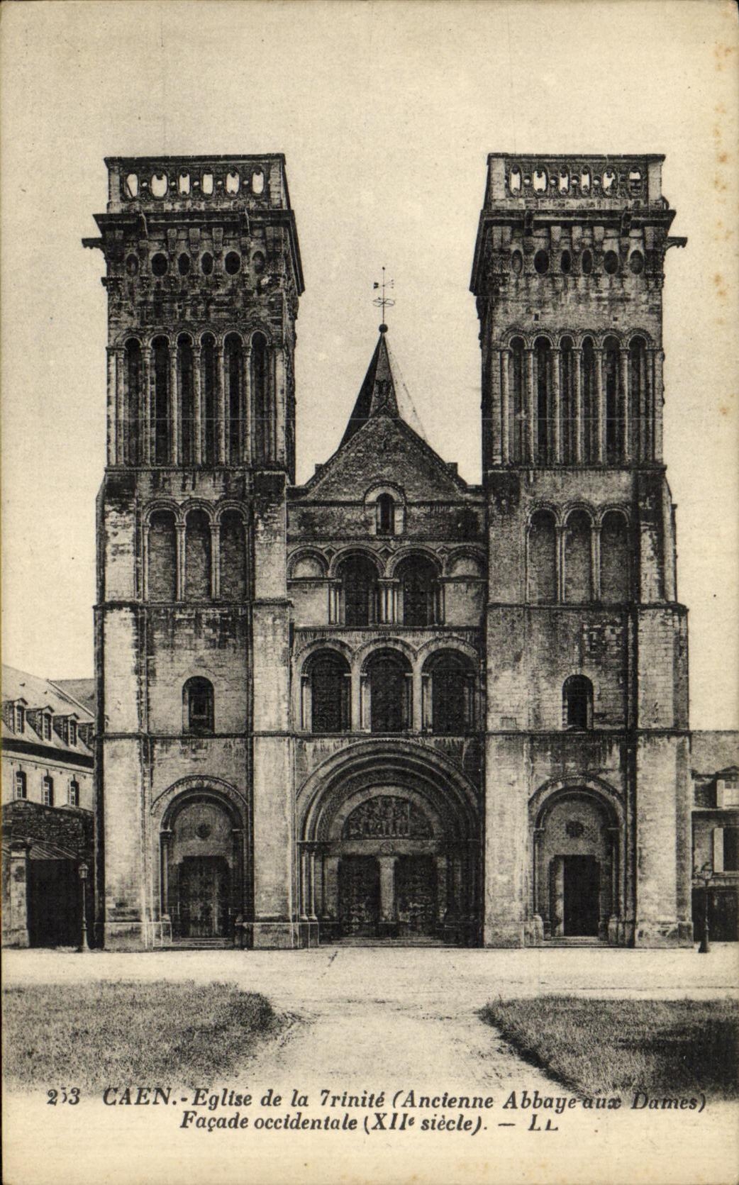 Caen — Église de la Trinité (Ancienne Abbaye aux Dames) — façade occidentale, XIIe siècle — LL, n° 213