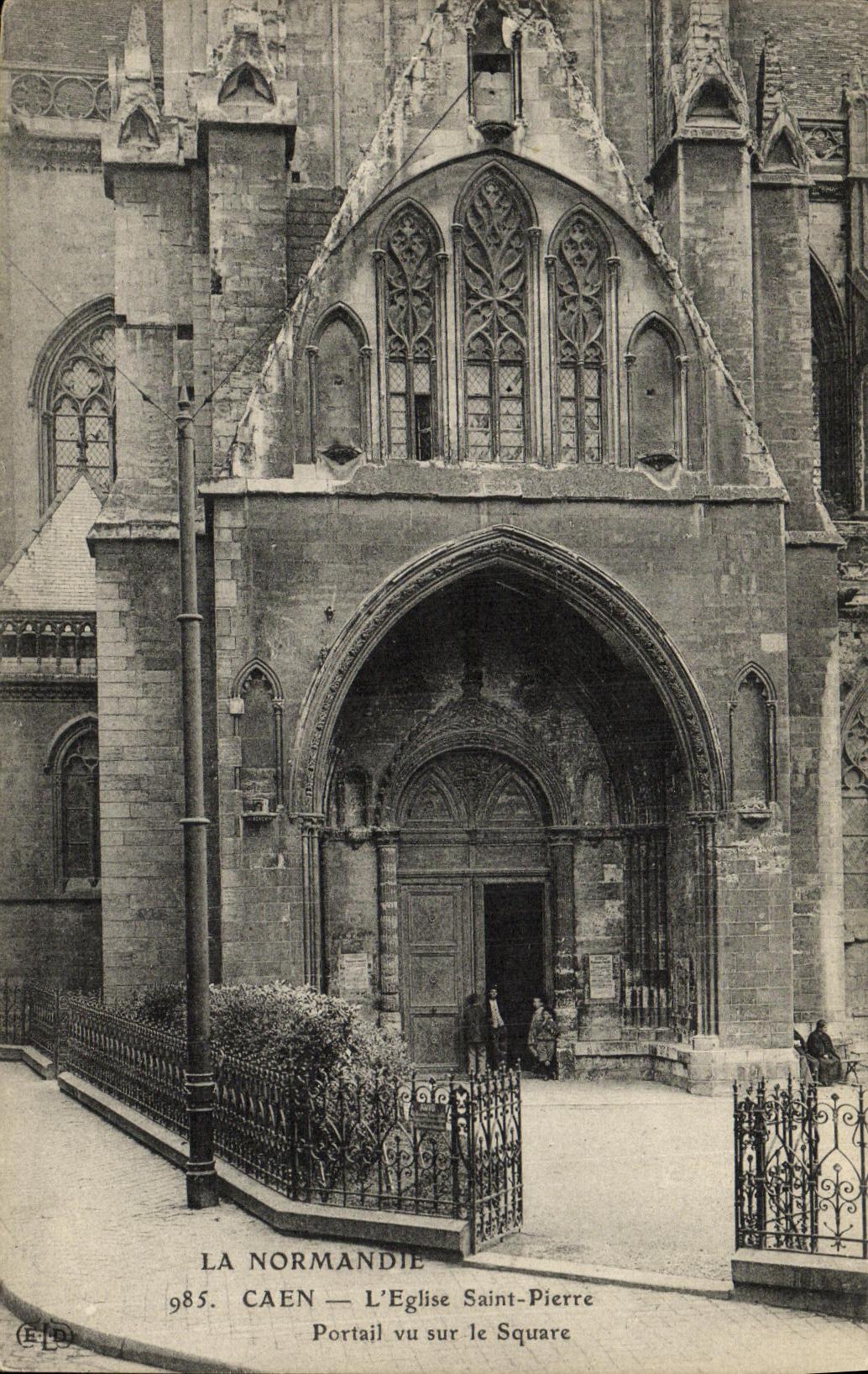 CPA Caen L Eglise Saint Pierre Portail Vu Sur Le Square 