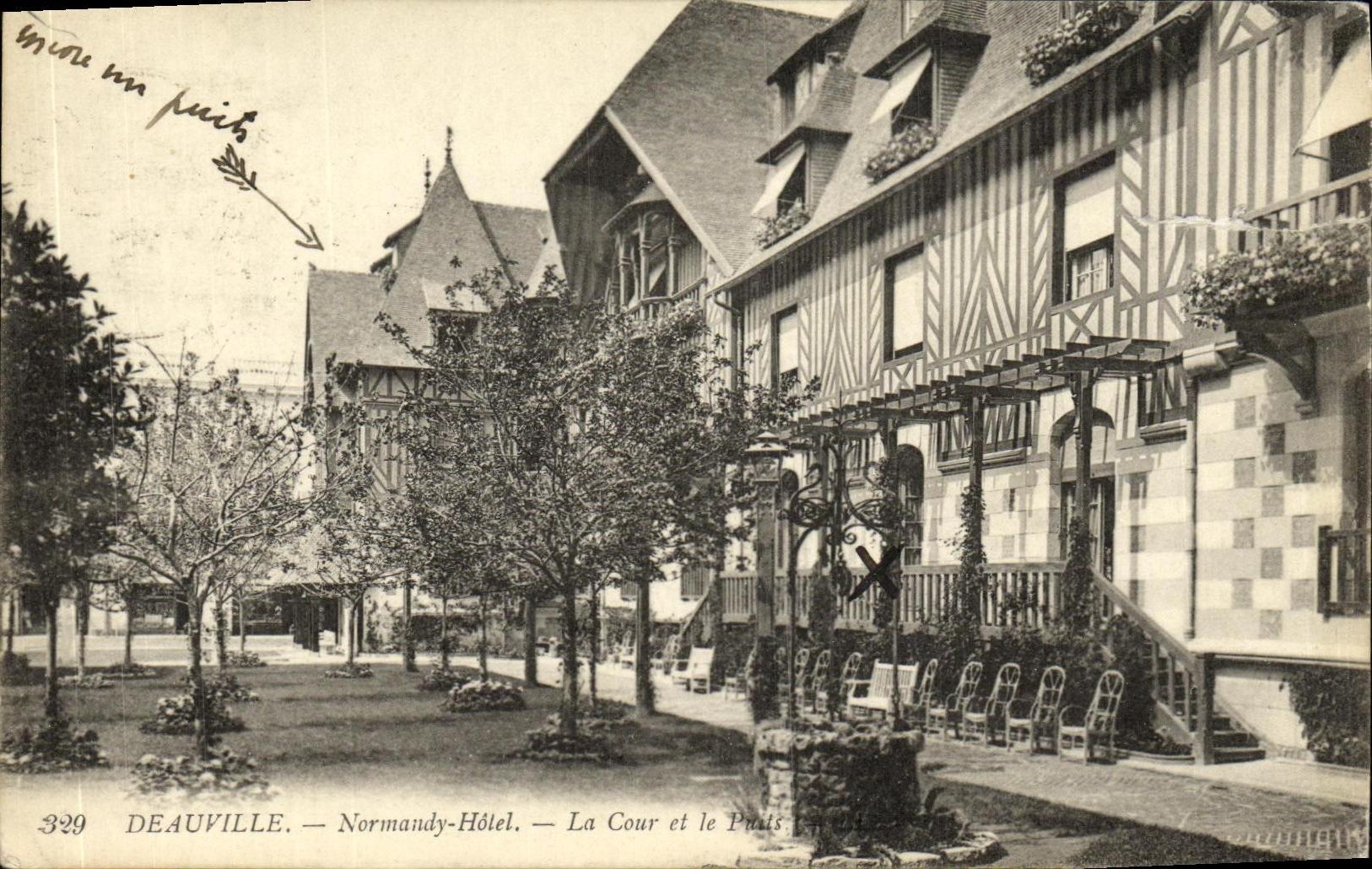 Deauville — Normandy-Hôtel — La Cour et le Puits