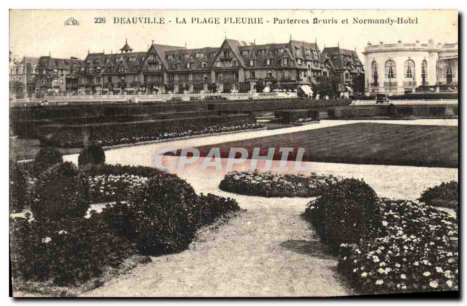 Deauville - La Plage Fleurie - Parterres fleuris et Normandy-Hotel