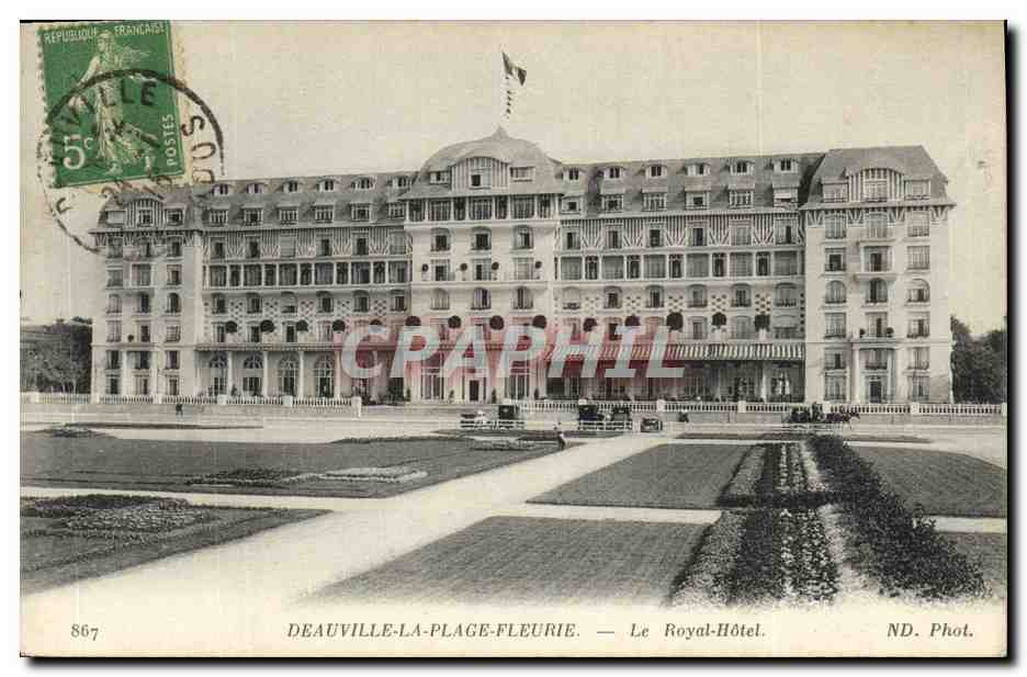 Deauville-Strand — Das Royal-Hotel — ND. Foto.