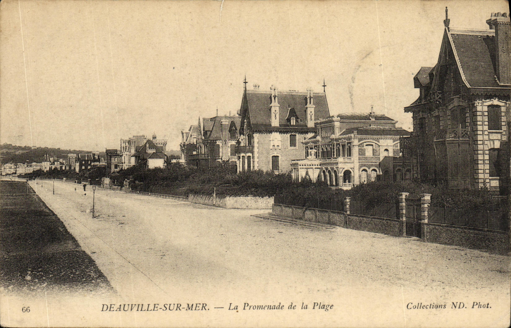 CPA Deauville Sur Mer La Promenade de la Plage 